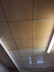 Pendant le Nettoyage de plafond Pendant le Nettoyage de plafond