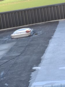 Pendant le nettoyage d'un toit plat Pendant le nettoyage d'un toit plat